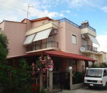 Skala Sotiros Apartment | Inviting Filaktos Studios: Child-Friendly & Guest Rated 9.1