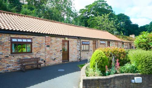 Folkton House | Explore Filey Holiday Cottages with Pool & Family Fun
