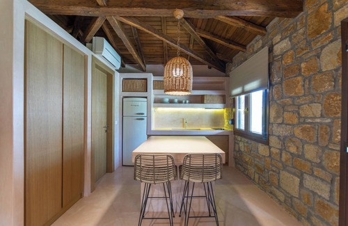 Vourvourou House | Discover Fillis House: Oceanfront Escape with Spa & Pool