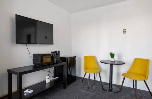 Fillmore Apartment | Fillmore Lodge: Cozy 2 Double Queens with Breakfast Included