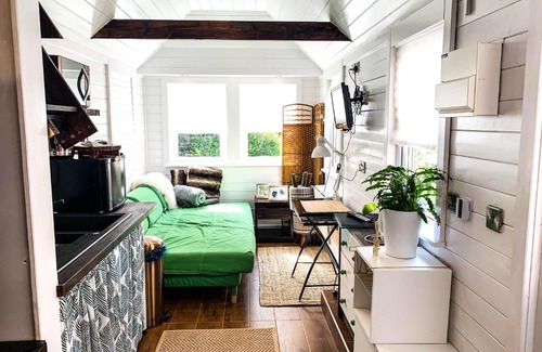 North Crawley Apartment | Discover Filly's Folly: Breakfast and Hot Tub Awaits