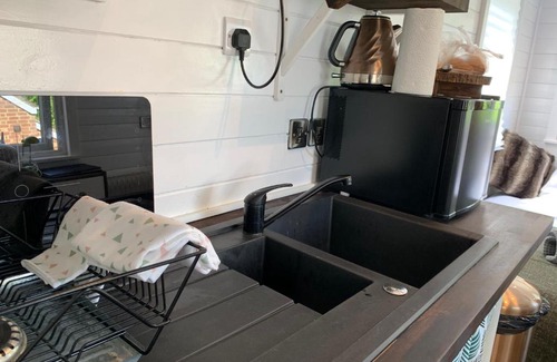 North Crawley Apartment | Discover Filly's Folly: Breakfast and Hot Tub Awaits