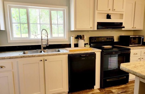 Steinhatchee House | Fin N Feather: Ideal Family Getaway with Breakfast Included