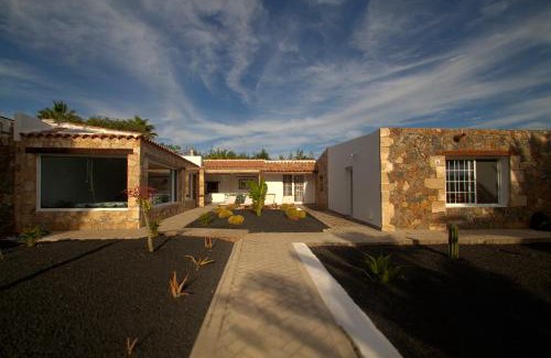 La Pared House | Exceptional Finca Arbequina: Family-Friendly with Hot Tub