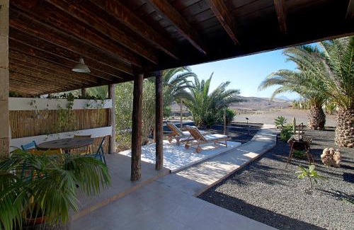 La Pared House | Exceptional Finca Arbequina: Family-Friendly with Hot Tub