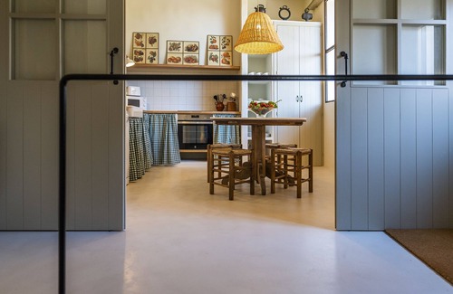 L'Avella Apartment | Relax at Finca Can Romeu: Rural Retreat Among Vineyards