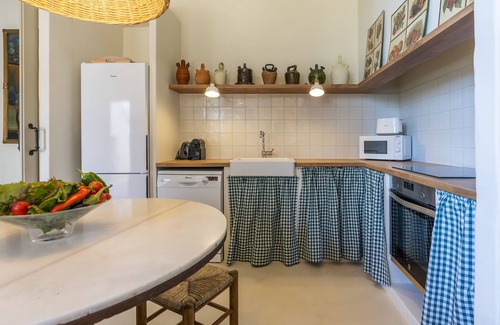 L'Avella Apartment | Relax at Finca Can Romeu: Rural Retreat Among Vineyards