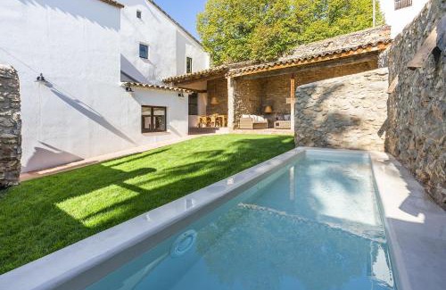 L'Avella House | Relax at Finca Can Romeu: Rural Retreat Amidst Vineyards