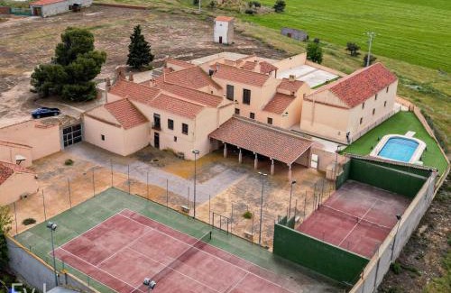Consuegra Apartment | Inviting Finca Casa Rural de la Mata: Pet-Friendly Retreat