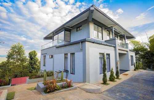 Balboa Villa | Escape to Finca El Jordan: Poolside Family Retreat