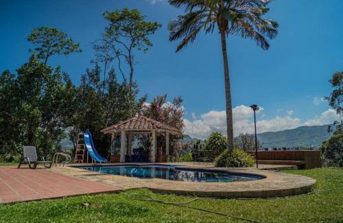 Guatape Villa | Discover Finca El Paraíso Guatapé: 9.5/10 & Poolside Fun