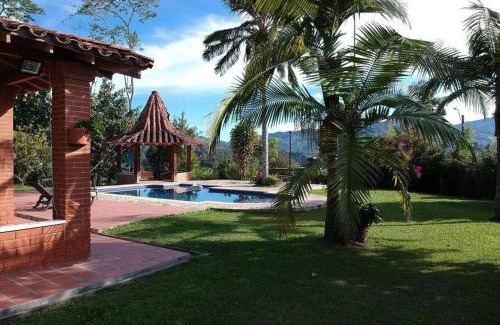Guatape Villa | Discover Finca El Paraíso Guatapé: 9.5/10 & Poolside Fun