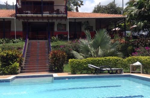 Pereira House | Inviting Finca El Sueño De Mi Abuelo with Pool & Breakfast