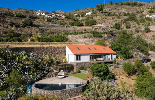 Tejeda Ski Chalet | Serene Finca en el Corazón de la Isla with Ocean View