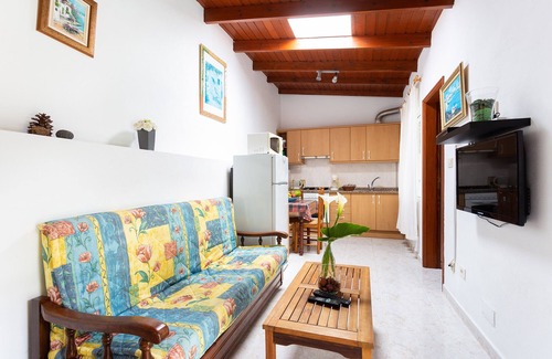 Icod de los Vinos House | Relaxing Retreat at Finca La Gaviota - Bungalow Las Flores