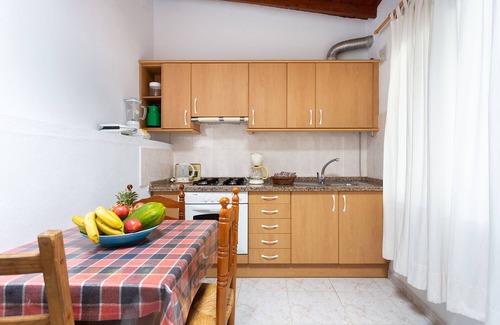 Icod de los Vinos House | Relaxing Retreat at Finca La Gaviota - Bungalow Las Flores