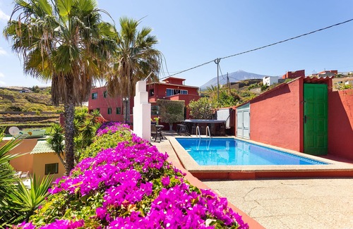 Icod de los Vinos Apartment | Discover Finca La Gaviota: Spa & Family-Friendly Retreat