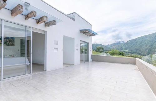San Jeronimo Villa | Pet-Friendly Finca La Isla: 10/10 Villa with Spa & Pool