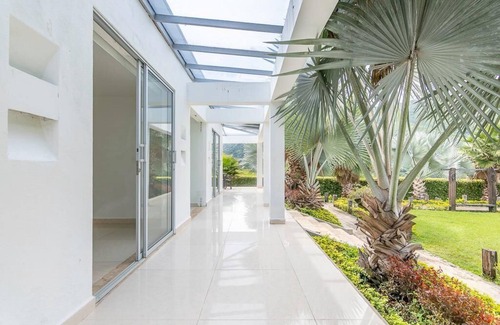 San Jeronimo Villa | Pet-Friendly Finca La Isla: 10/10 Villa with Spa & Pool