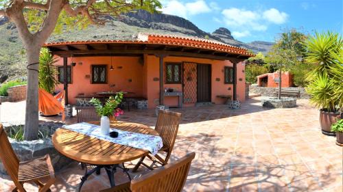 Los Palmitos House | Discover Finca Las Olivas: Heated Pool & Oceanfront Views