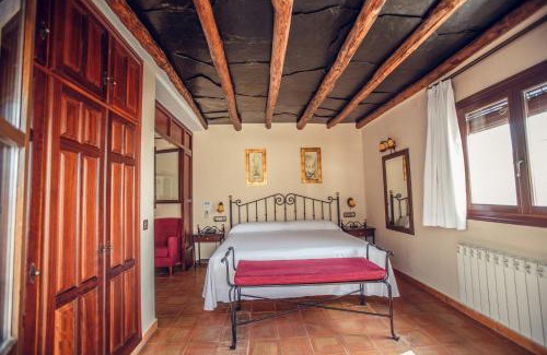 Capileira Hotel | Idyllic Finca Los Llanos: Oceanfront Retreat with Pool