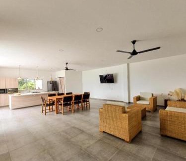Sopetran House | Finca Luz de Luna: Oceanfront Bliss with Pet-Friendly Perks