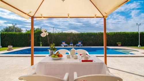 Lloseta Villa | Relax at Finca Mafedo: Discover a Poolside Retreat