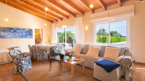 Lloseta Villa | Relax at Finca Mafedo: Discover a Poolside Retreat