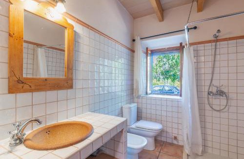 Lloret de Vistalegre Villa | Inviting Finca Sa Casa Nova: Family-Friendly with Pool
