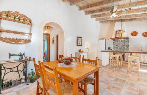 Lloret de Vistalegre Villa | Inviting Finca Sa Casa Nova: Family-Friendly with Pool