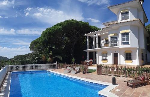 San Ambrosio Villa | Elegant Finca Sotolindo: Oceanfront Haven with Pool