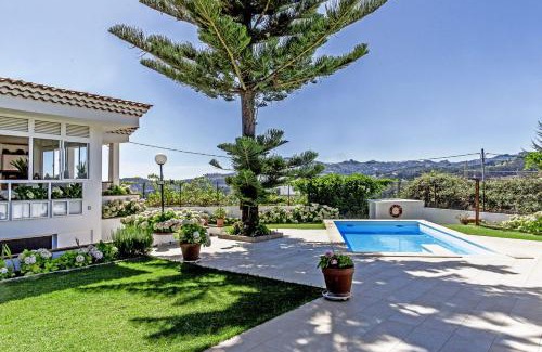 El Palmital House | Finca Tres Chimeneas: Family-Friendly Retreat with Pool