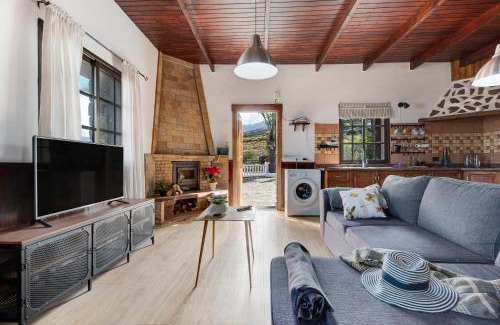 Los Realejos Villa | Finca Viña Maria: Guest Rated 9.5 with Pool & Family Fun