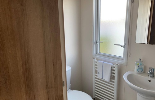 Grampound Cottage | Family-Friendly FINCH 25 at Meadow Lakes Holiday Park