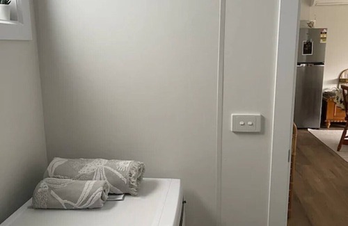 Clayton House | Cozy Finches Cottage - Perfect for Family Getaways