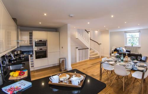 Finchley Church End Apartment | Elegant Finchley Central 3-Bed Triplex with Family Amenities