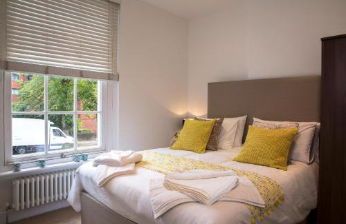 Finchley Church End Apartment | Elegant Finchley Central 3-Bed Triplex with Family Amenities