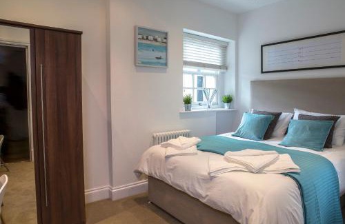Finchley Church End Apartment | Elegant Finchley Central 3-Bed Triplex with Family Amenities