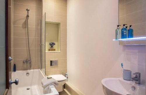 Finchley Church End Apartment | Elegant Finchley Central 3-Bed Triplex with Family Amenities
