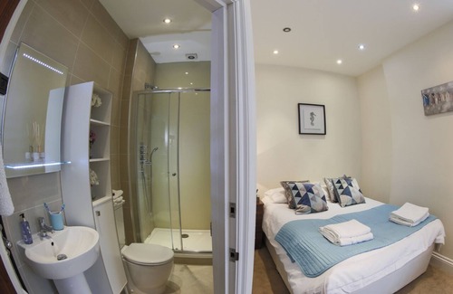 Finchley Church End Apartment | Finchley Central - Family-Friendly Triplex with Top Amenities