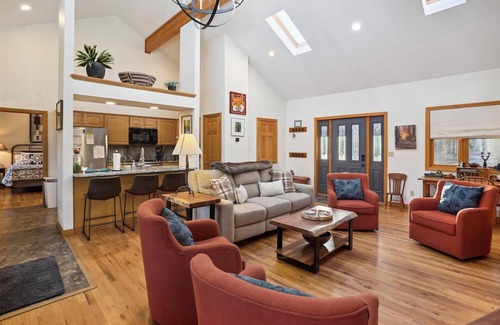 Davis House | Experience Serenity in a Secluded Mountain Cottage