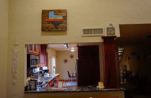 Woodlake - Briar Meadow House | Discover Your Inner Zen in Houston with Pool & Breakfast