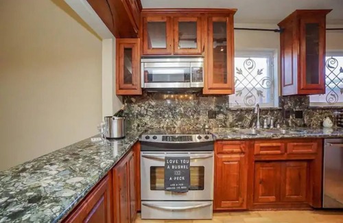 Woodlake - Briar Meadow House | Discover Your Inner Zen in Houston with Pool & Breakfast