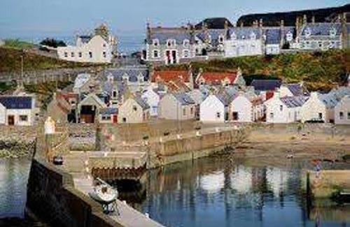 Buckie House | Findochty Beach house - Private Garden-BeachFront