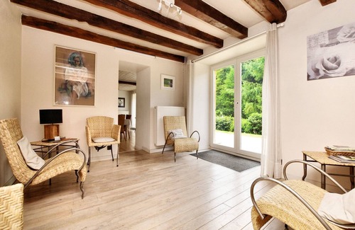 Chiny House | Indulge in a Fine Group House with Sauna and Spa Retreat