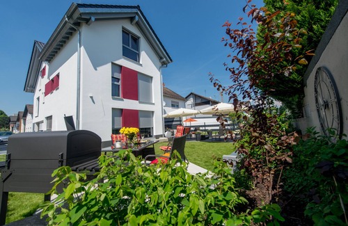 Bensheim Apartment | Cozy Ocean View Single Room Apartment for Business Travelers
