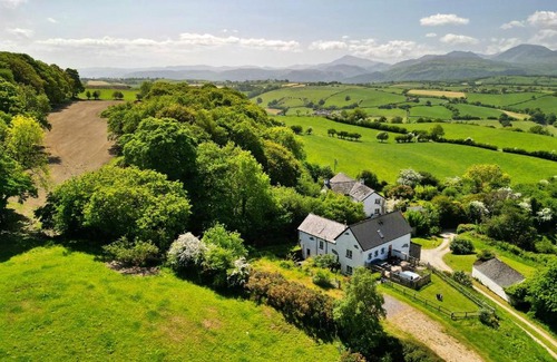Eglwysbach House | Relaxing Retreats at Buzzards View: Pet & Child Friendly Stay