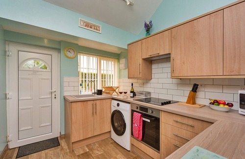 East Dereham House | Pet-Friendly Getaway at New Inn Lodge | Breakfast Included
