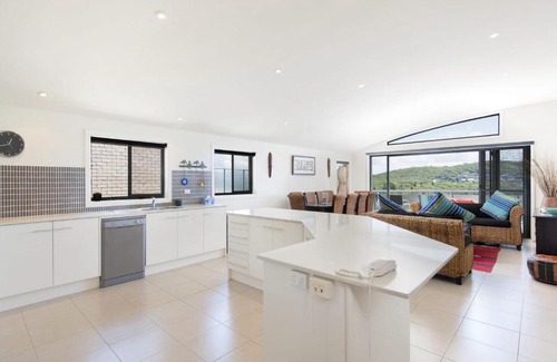 Fingal Bay House | Oceanfront Fingal Surf and Sand: Family-Friendly Getaway