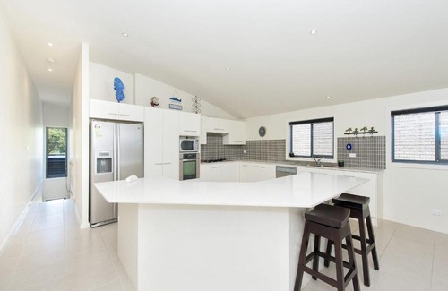 Fingal Bay House | Oceanfront Fingal Surf and Sand: Family-Friendly Getaway